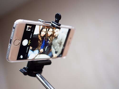 Selfie Sticks & Tripods